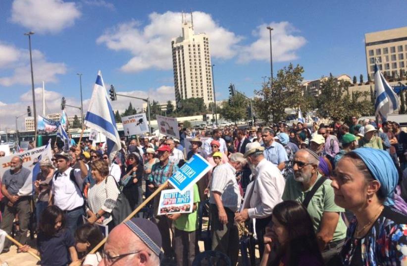 Protesters demanded that the government halt the pending demolition of nine stone homes in the Ofra settlement and 40 modular ones in the Amona outpost (photo credit: TOVAH LAZAROFF)