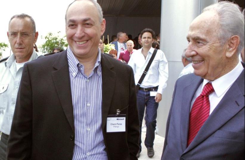 Chemi Peres (L) standing next to his father, former President Shimon Peres in 2008 (photo credit: JACK GUEZ / AFP)