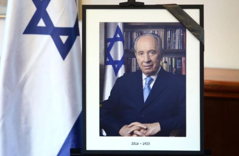 A photograph comemmorating former president Shimon Peres, who died on September 28, 2016 (photo credit: MARC ISRAEL SELLEM/THE JERUSALEM POST)