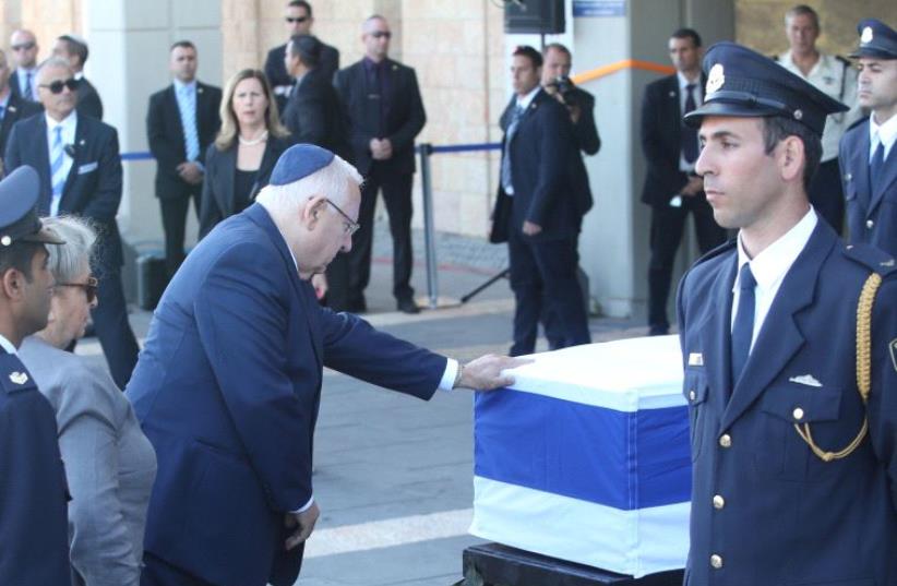 Rivlin pays last respects to Peres at Knesset memorial (photo credit: MARC ISRAEL SELLEM)