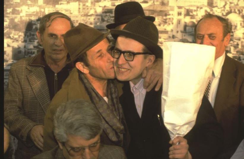 L’ancien refuznik Yosef Mendelevich accueilli à l’aéroport Ben-Gourion par le ministre David Levy (à gauche). (photo credit: GPO)
