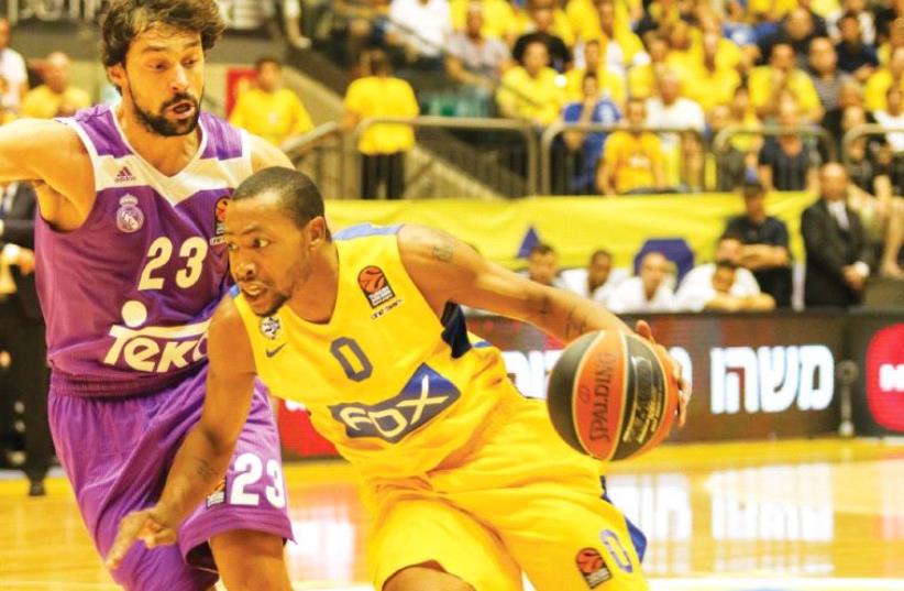 Maccabi Tel Aviv guard Andrew Goudelock (right) scored 16 points in last night’s 89-82 defeat to Sergio Llull (left) and Real Madrid at Yad Eliyahu Arena. (photo credit: YONI ARIELI)