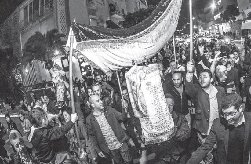 THE AM YISRAEL Foundation takes to the streets to dance and celebrate a new Torah scroll, dedicated in honor of the soldiers who died in Operation Protective Edge. (photo credit: AM YISRAEL FOUNDATION)