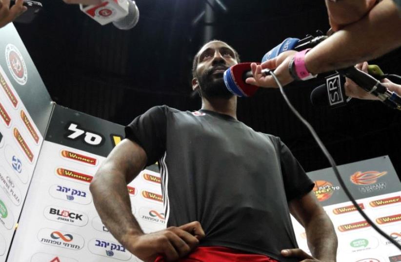 Amar’e Stoudemire speaks to journalists after a training session, October 7 (photo credit: THOMAS COEX / AFP)