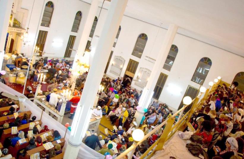 A packed house for the Purim megila reading in 2016 at the Tel Aviv International Synagogue (photo credit: Courtesy)