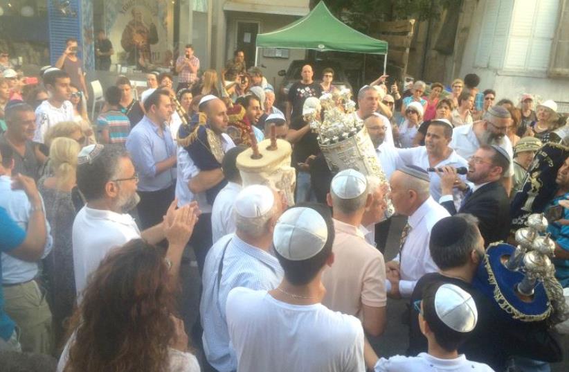 A celebration of the Tel Aviv International Synagogue's new sefer Torah (photo credit: Courtesy)
