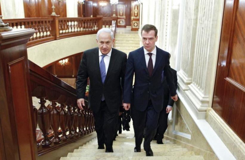 DATE IMPORTED: March 24, 2011 Russia's President Dmitry Medvedev (R) and Israel's Prime Minister Benjamin Netanyahu walk during their meeting at the Gorki presidential residence outside Moscow March 24, 2011. (photo credit: RIA NOVOSTI / REUTERS)