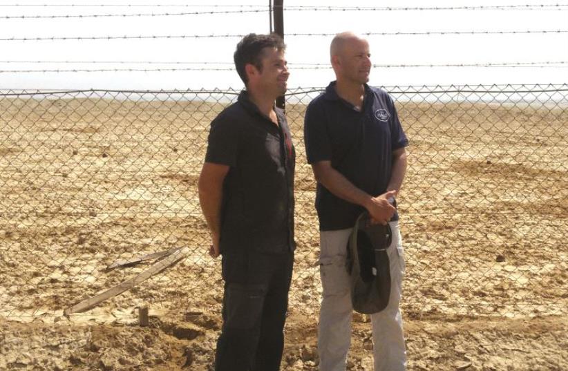 Michael Heiman (à gauche) et Ronen Shimon devant le champ de mines de Qasr el-Yahud (photo credit: JUDITH SUDILOVSKY)