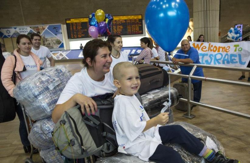 250 Olim from Ukraine are welcomed upon arrival at Ben-Gurion Airport on November 2, 2016 (photo credit: IFCJ)