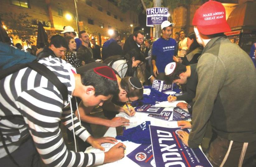 Une campagne en hébreu pour inciter les futurs votants à soutenir Trump (photo credit: MARC ISRAEL SELLEM/THE JERUSALEM POST)