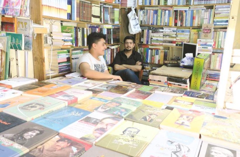 Une librairie kurde où se cotoient divers ouvrages (photo credit: NATAN ODENHEIMER)