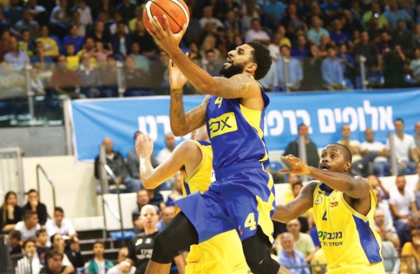Maccabi Tel Aviv forward D.J. Seeley (center) had a team-high 13 points in last night’s 72-66 BSL win for the yellow-and-blue at Maccabi Ashdod. (photo credit: DANNY MARON)