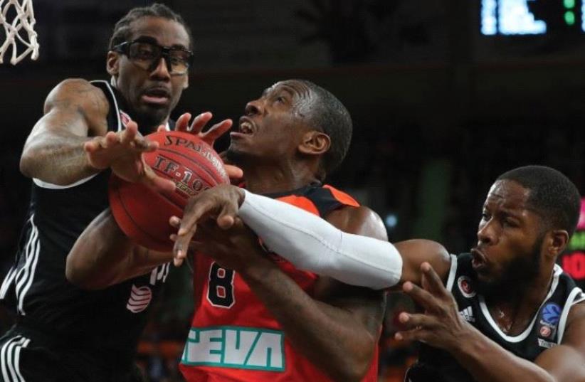 Hapoel Jerusalem forward Amar’e Stoudemire (left) and guard Jerome Dyson (right) fight for the ball (photo credit: ULM OFFICIAL WEBSITE)