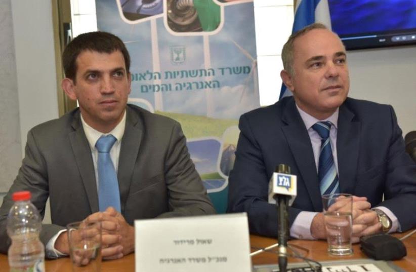 National Infrastructure, Energy and Water Ministry director-general Shaul Meridor (left) and Minister Yuval Steinitz (right) declare Israel's waters open for new gas exploration (photo credit: SHLOMI AMSALLEM)