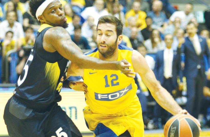 Maccabi Tel Aviv guard Yogev Ohayon (right) equaled his Euroleague career-high with 19 points in last night’s 87-77 win over Fenerbahce Istanbul and Bobby Dixon. (photo credit: ADI AVISHAI)