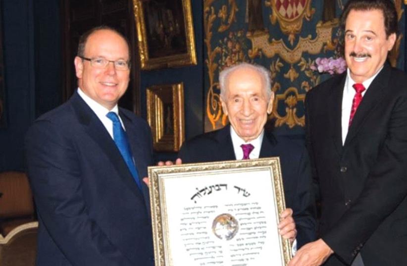 Mike Evans, right, presents an award to Prince Albert II of Monaco and Shimon Peres (photo credit: Courtesy)