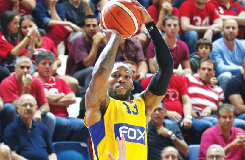 Maccabi Tel Aviv forward Sonny Weems was limited to just six points last night, but four of his points came in the final two minutes, helping the yellow-and-blue to a 74-73 win at Unics Kazan. (photo credit: ADI AVISHAI)