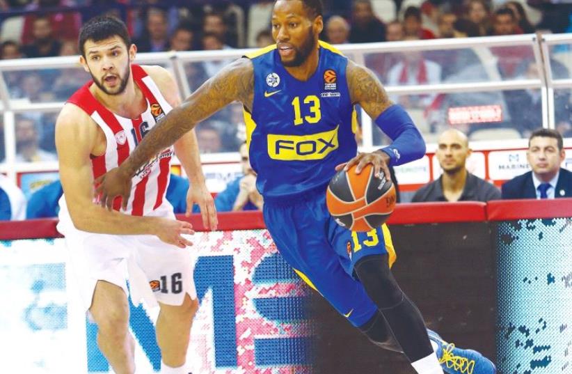 Maccabi Tel Aviv forward Sonny Weems (right) contributed 12 points, six assists and five rebounds, as well as excellent defense on Vassilis Spanoulis, in last night’s 80-73 win against Olympiacos and Kostas Papanikolaou (6) in Athens. (photo credit: UDI ZITIAT)