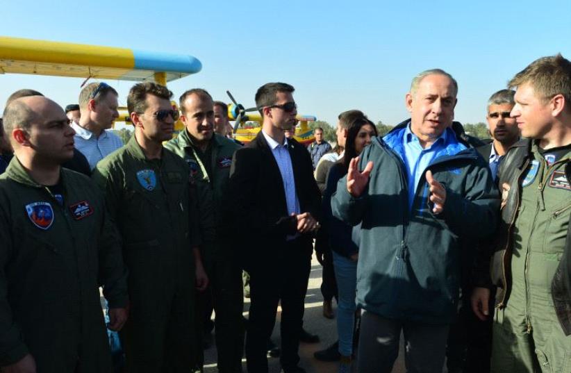 Prime Minister Benjamin Netanyahu meets with foreign pilots helping fight fires in Israel (photo credit: KOBI GIDON / GPO)