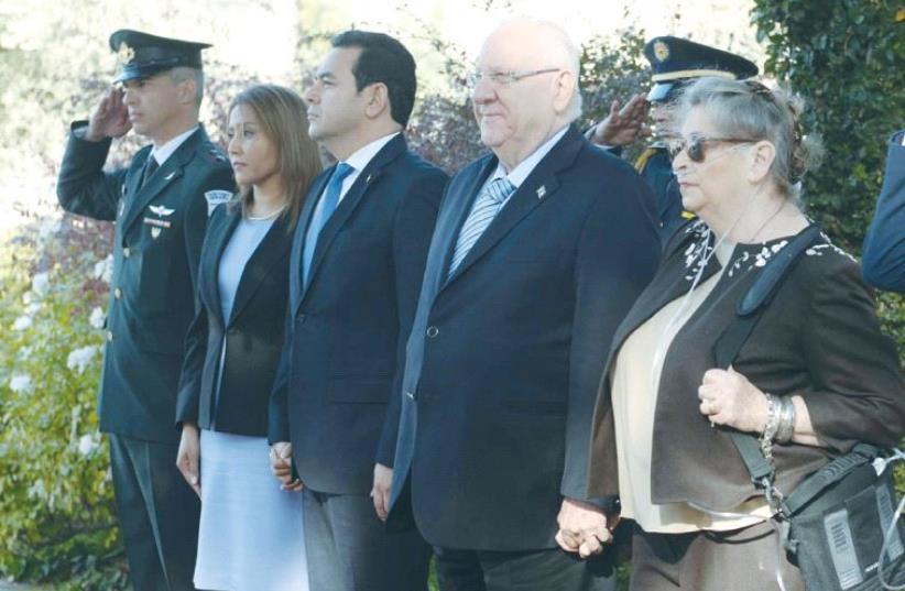 PRESIDENT REUVEN RIVLIN and his wife, Nechama, meet with Guatemalan President Jimmy Morales and his wife, Patricia Marroquín, at the President’s Residence in Jerusalem. (photo credit: MARK NEYMAN/GPO)