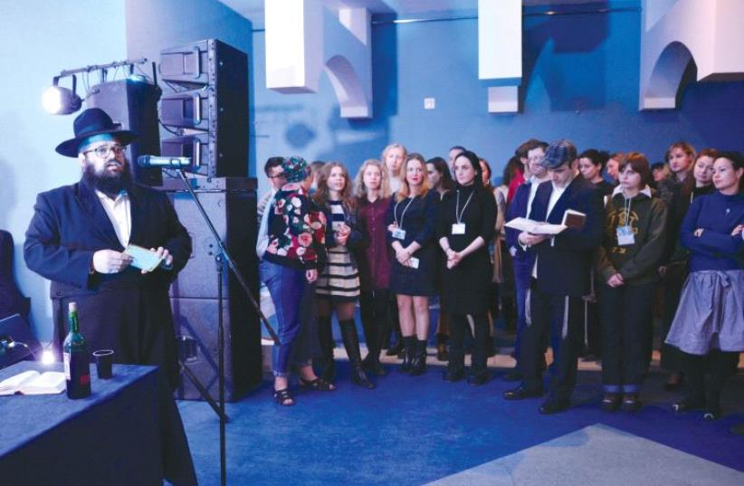 Chabad Rabbi Shaul Brook leads a Havdala service at the Limmud conference in St. Petersburg last month (photo credit: Courtesy)