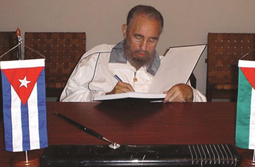 Fidel Castro signe le registre de condoléances de Yasser Arafat (photo credit: REUTERS)
