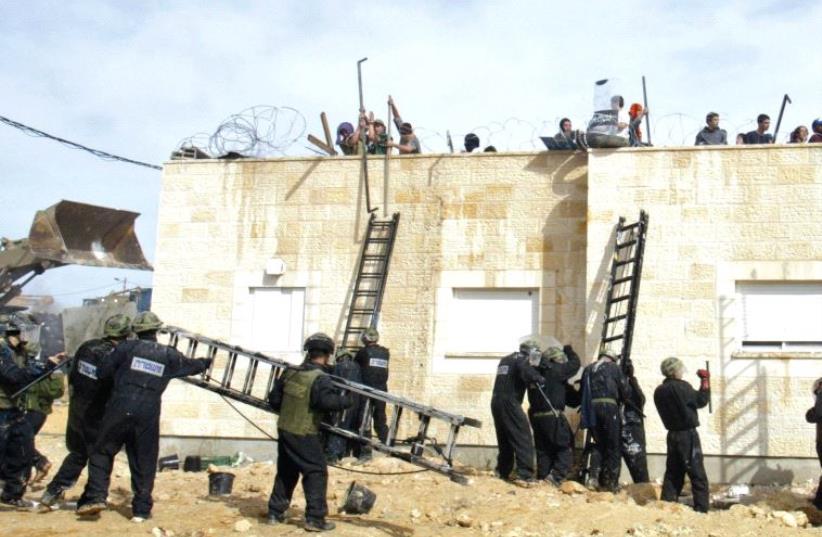 POLICE PREPARE to remove settlers and their supporters from Amona in 2006. (photo credit: REUTERS)