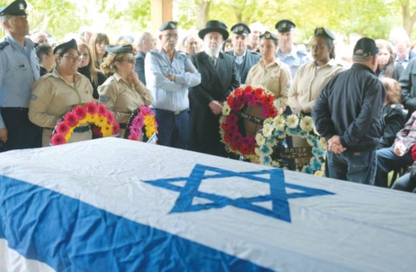 MOURNERS PAY their respects to IAF Brig.-Gen. (res.) Ran Pekker at his funeral in Kfar Vitkin (photo credit: AVSHALOM SASSONI)