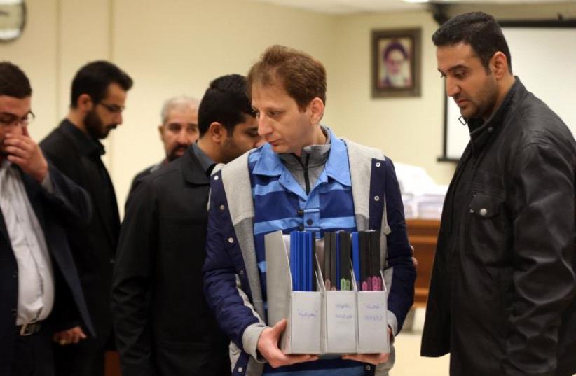 A picture made available on March 6, 2016 shows Iran's billionaire tycoon Babak Zanjani (C) in a court, in Tehran (photo credit: TASNIM NEWS/AFP)