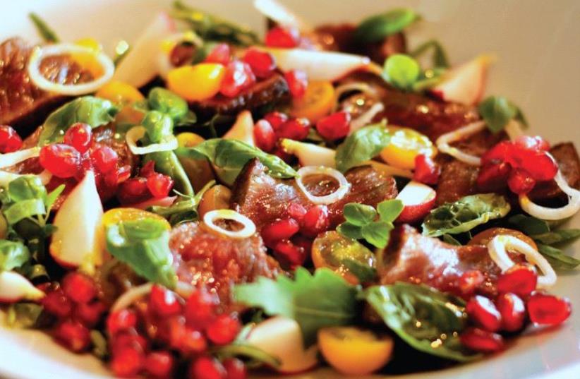 Salad with sirloin and pomegranate seeds or figs (photo credit: PASCALE PEREZ-RUBIN)