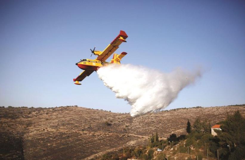 Un avion en action lors des derniers incendies (photo credit: REUTERS/Ronen Zvulun)