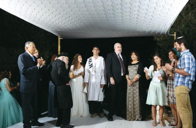 Aviva Lipsitz, sister of the bride, served as master of ceremonies at the wedding of her sister Ilana. Rabbi Adin Steinsaltz is seen on the left (photo credit: Courtesy)
