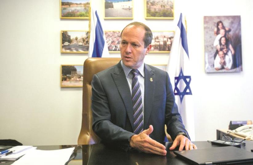 Le maire de Jérusalem dans son bureau (photo credit: MARC ISRAEL SELLEM)