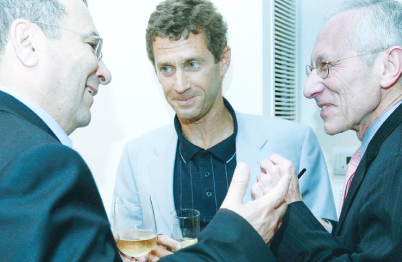 BUSINESSMAN BENY STEINMETZ (center) shares a light moment with former defense minister Ehud Barak (left) and former Bank of Israel governor Stanley Fischer in 2007. (photo credit: MOSHE SHAI/FLASH90)