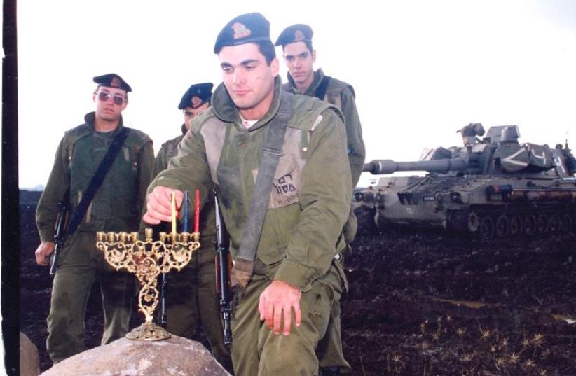 IDF soldiers light on the northern border, 1994 (photo credit: ALEX ROZKOVSKY/IDF SPOKESMAN)