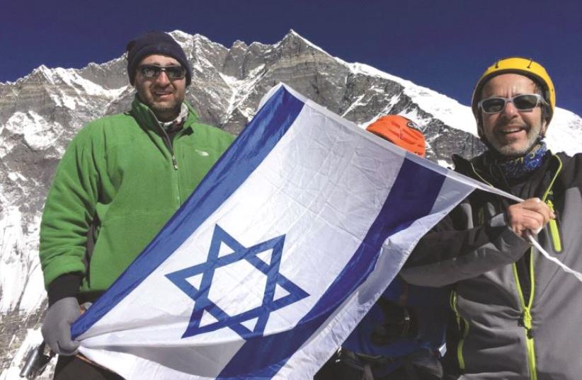 Le drapeau israélien au sommet de l'Everest (photo credit: DR)