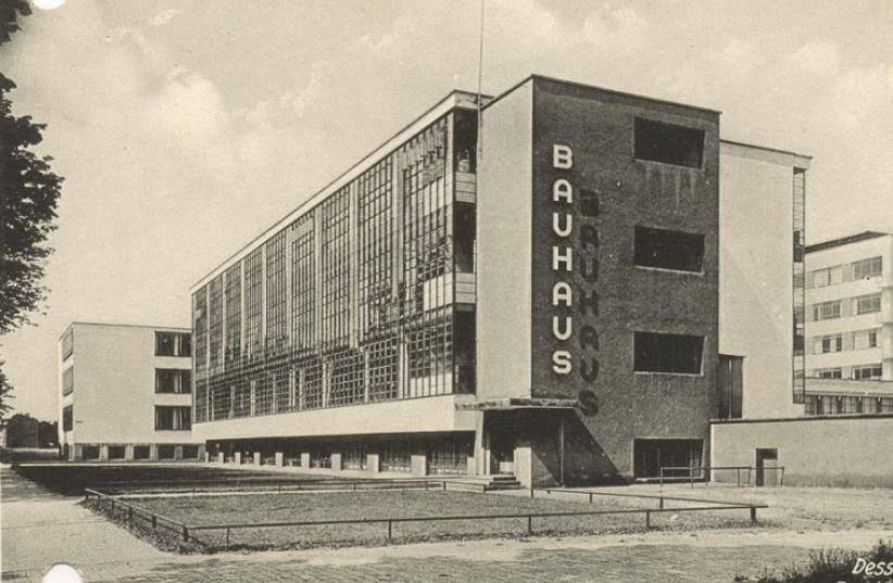 Bâtiment du Bauhaus de Dessau, 1926 (photo credit: BAUHAUS-UNIVERSITÄT WEIMAR/ARCHIVE DER MODERNE)