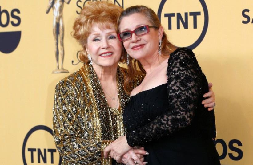 Actress Debbie Reynolds poses with her daughter actress Carrie Fisher (photo credit: REUTERS)