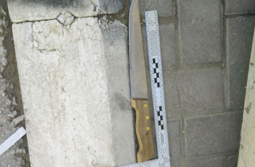 Knife found on female terrorist at Kalandia checkpoint (photo credit: ISRAEL POLICE)