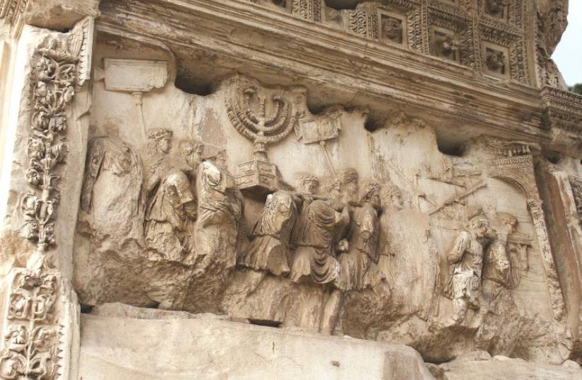 Un bas-relief de l'arc de Titus (photo credit: Wikimedia Commons)