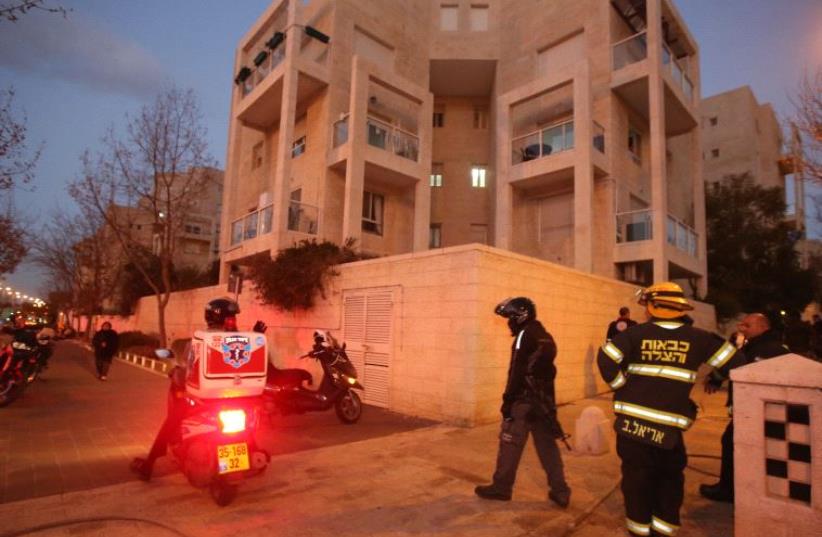 Emergency services outside the Jerusalem aparment building where a mother and four children died in an apartment fire on Jan 1 2017. (photo credit: MARC ISRAEL SELLEM/THE JERUSALEM POST)