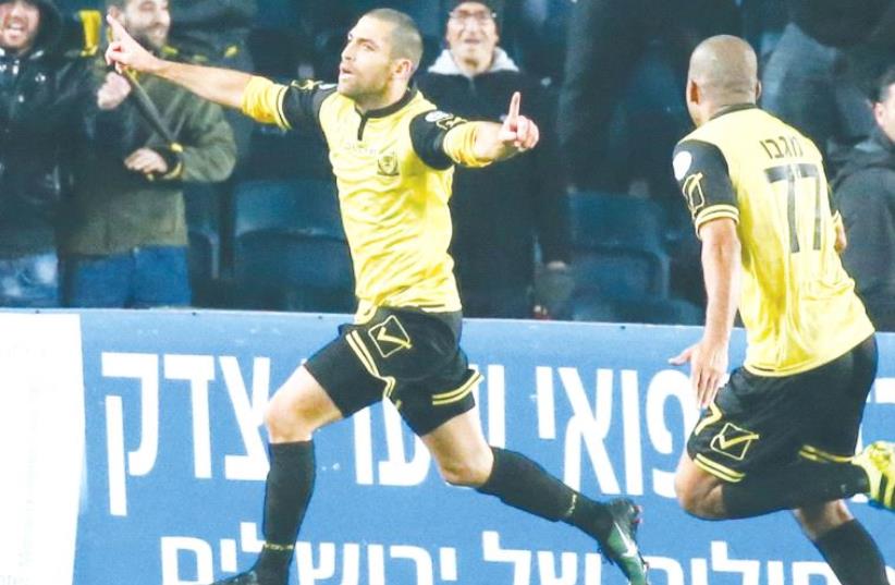 Beitar Jerusalem striker Itay Shechter (right) celebrates after scoring the winner in last night’s 1-0 victory over Maccabi Tel Aviv at Teddy Stadium. (photo credit: DANNY MARON)