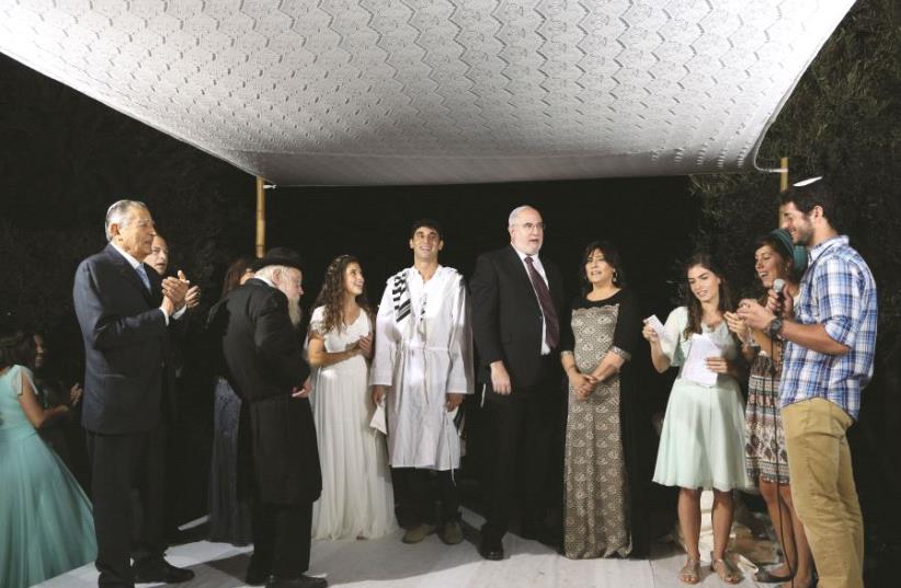 Aviva Lipsitz était maître de cérémonie au mariage de sa sœur Ilana, en présence du Rav Steinsaltz (photo credit: DR)