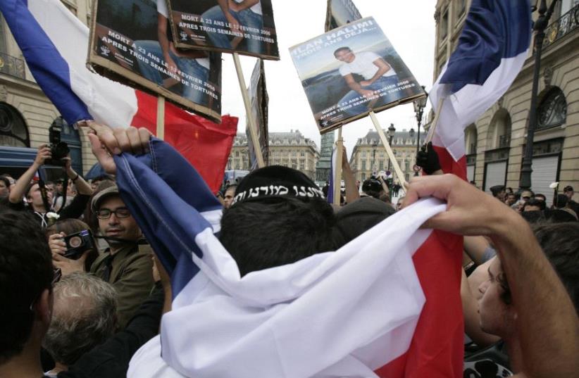 Members of French Jewish organisations demonstrate near the Justice Ministry in Paris July 13, 2009 over the sentencing of a gang found guilty of kidnapping and torturing to death a young Jewish man.  (photo credit: REUTERS)