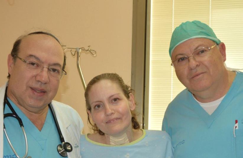 LIZ MORAD, who received a lung transplant, is recently visited by her doctors at the Rabin Medical Center-Beilinson Campus in Petah Tikva. From left: Prof. Mordechai Kramer, head of the hospital’s Pulmonary Institute, Morad; and Dr. Milton Saute. (photo credit: Courtesy)
