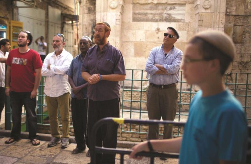 Yehouda Glick (au centre) priant à l’extérieur de l’enceinte du mont du Temple avec quelques fidèles (photo credit: REUTERS)