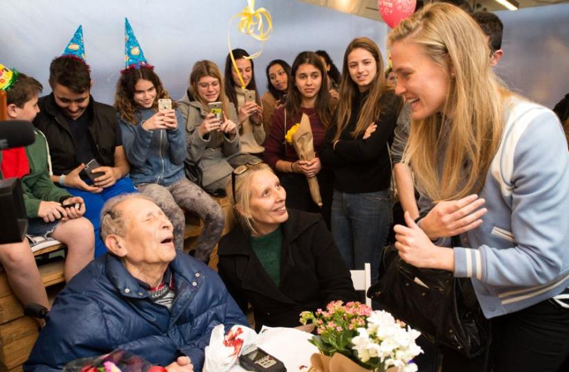 Holocaust survivor Ernest (left) celebrated his 92nd birthday with hundreds of guests, including supermodel Bar Refaeli (far right) (photo credit: ASSOCIATION FOR IMMEDIATE HELP FOR HOLOCAUST SURVI)