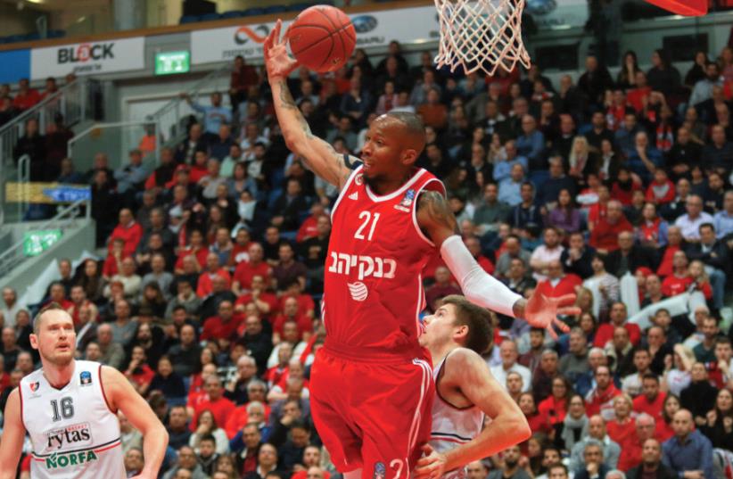 Hapoel Jerusalem guard Tarence Kinsey (center) led the team with 23 points in last night’s 84-77 win over Lietuvos Rytas Vilnius of Lithuania in Eurocup action at the Jerusalem Arena (photo credit: YONI ARIELI)