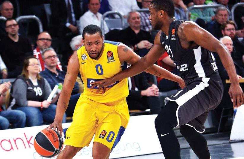 Maccabi Tel Aviv guard Andrew Goudelock (left) scored a team-high 22 points in last night’s 90-75 defeat to Darius Miller (right) Brose Bamberg in Euroleague action in Germany. (photo credit: UDI ZITIAT)