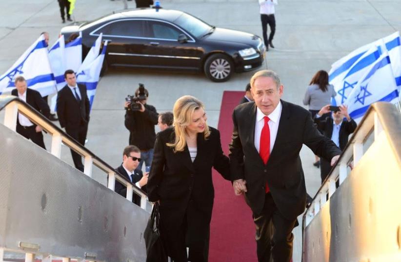 Prime Minister Benjamin Netanyahu and his wife, Sara, board a flight to Britain, February 5, 2017 (photo credit: KOBI GIDEON/GPO)